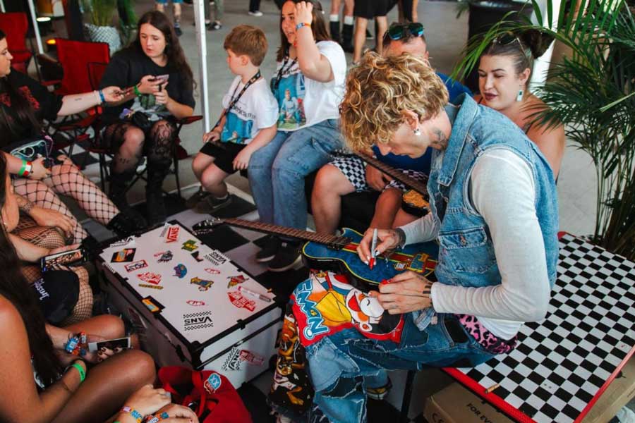 GibsonGives_WarpedTour_MachineGunKelly